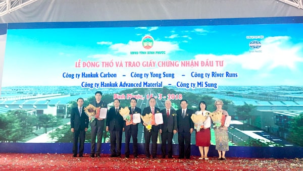 Lãnh đạo tỉnh Bình Phước trao giấy chứng nhận đầu tư cho 5 nhà đầu tư