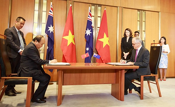 p/Thủ tướng Nguyễn Xuân Phúc và Thủ tướng Australia Malcolm Turnbull ký tuyên bố thiết lập quan hệ đối tác chiến lược. Ảnh: Thanh Tuấn.