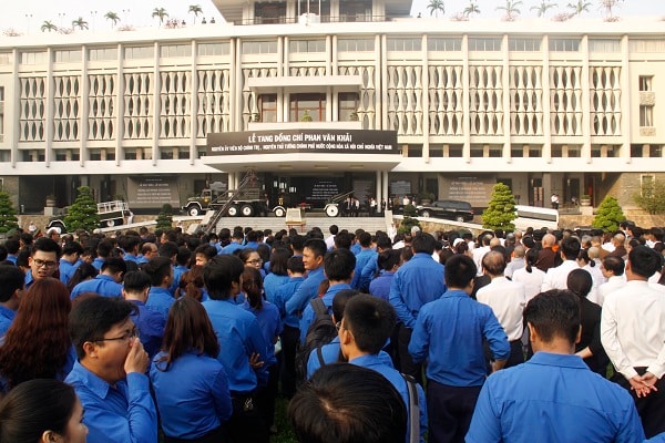  đoàn người đã có mặt tại Hội trường Thống nhất để tiễn đưa cố Thủ tướng Phan Văn Khải về nới an nghỉ cuối cùng.