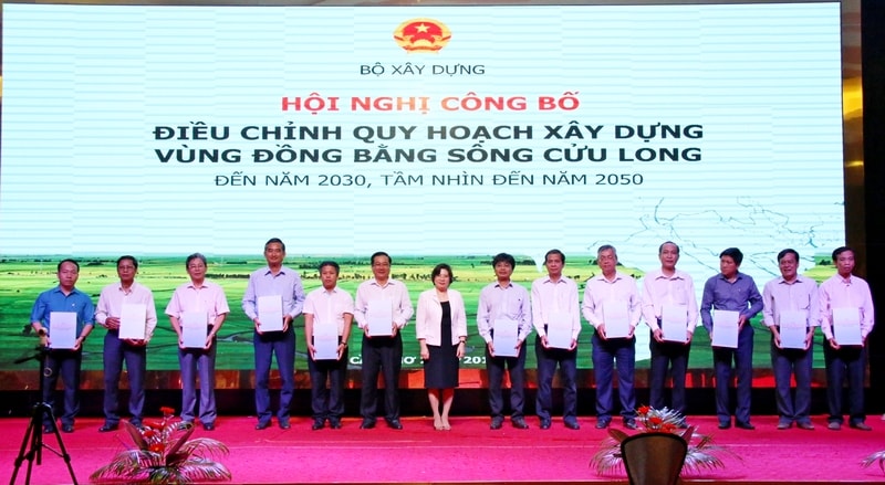 Thứ trưởng Bộ Xây dựng Phan Thị Mỹ Linh trao đồ án điều chỉnh quy hoạch cho 13 tỉnh, thành trong vùng ĐBSCL.