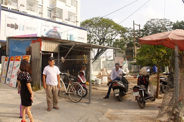 qua xác minh một số hộ dân sống lâu năm trên địa bàn phường Phước Long B, thì gia đình bà Thơ có trồng hoa màu tại phần đất này.