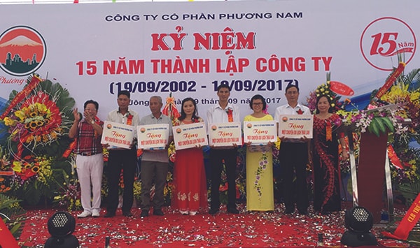 p/Doanh nhân Lê Đình Tân (ngoài cùng bên trái) khen thưởng những cá nhân có thành tích đóng góp cho sự phát triển của công ty Phương Nam nhân kỷ niệm 15 năm thành lập Cty