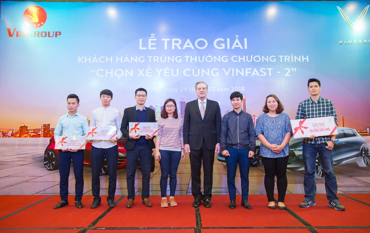 Đại diện VINFAST trao giải cho người thắng cuộc bình chọn mẫu xe