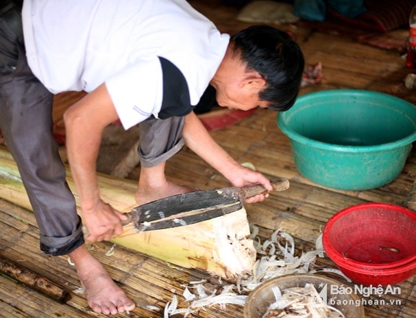 Nuôi cá lồng tốn ít chi phí vì thức ăn chủ yếu từ tự nhiên. Ảnh: Nguyễn Hạnh