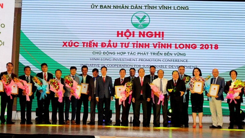 Thủ tướng chụp ảnh lưu niệm cùng nhà đầu tư vừa được tỉnh Vĩnh Long trao chủ trương, quyết định đầu tư.