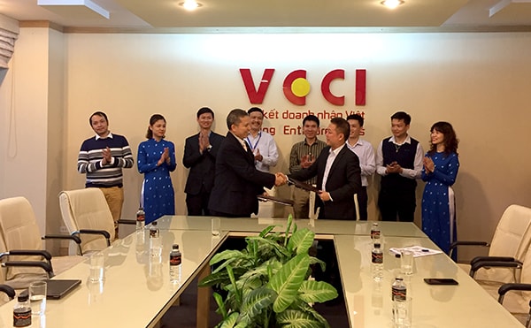 Viện trưởng VCCI - ITB ông Lê Văn Lợip/(bên trái) và ông Trần Mai Phó Giám đốc VNPT Hà Nội trao bản ký kết thỏa thuận hợp toác toàn diện. Ảnh: Nguyễn Long.