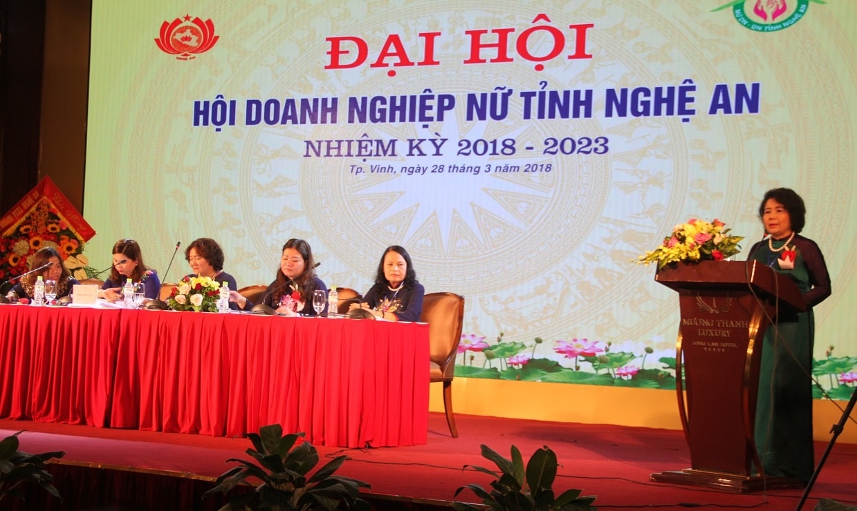 Bà Nguyễn Thị Tuyết Minh - Chủ tịch Hội đồng doanh nhân nữ Việt Nam mong muốn Hội doanh nghiệp nữ Nghệ An phát huy tốt vai trò cầu nối hiệu quả hơn nữa giữa chính quyền và doanh nghiệp để từng bước tháo gỡ khó khăn, vướng mắc