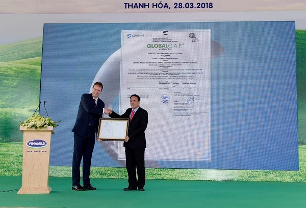 Ông Richard De Boer - Giám đốc tổ chức Control union trao chứng nhận Global Gap cho lãnh đạo trang trại.