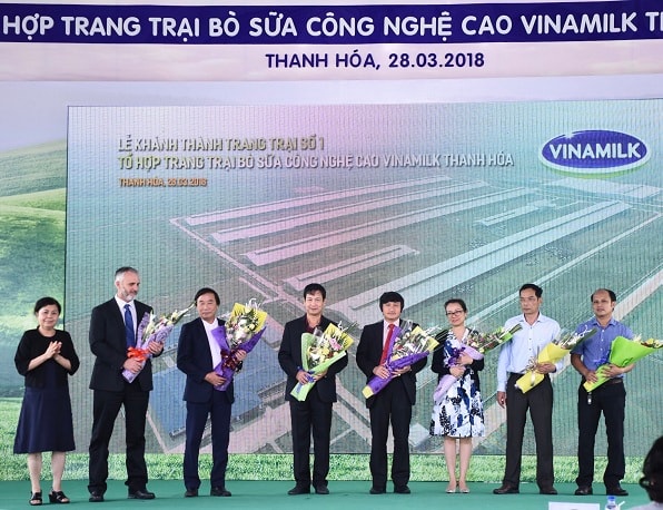 Bà Lê Thị Băng Tâm - Chủ tịch Hội đồng quản trị Vinamilk tặng hoa cảm ơn các đối tác và nhà thầu.