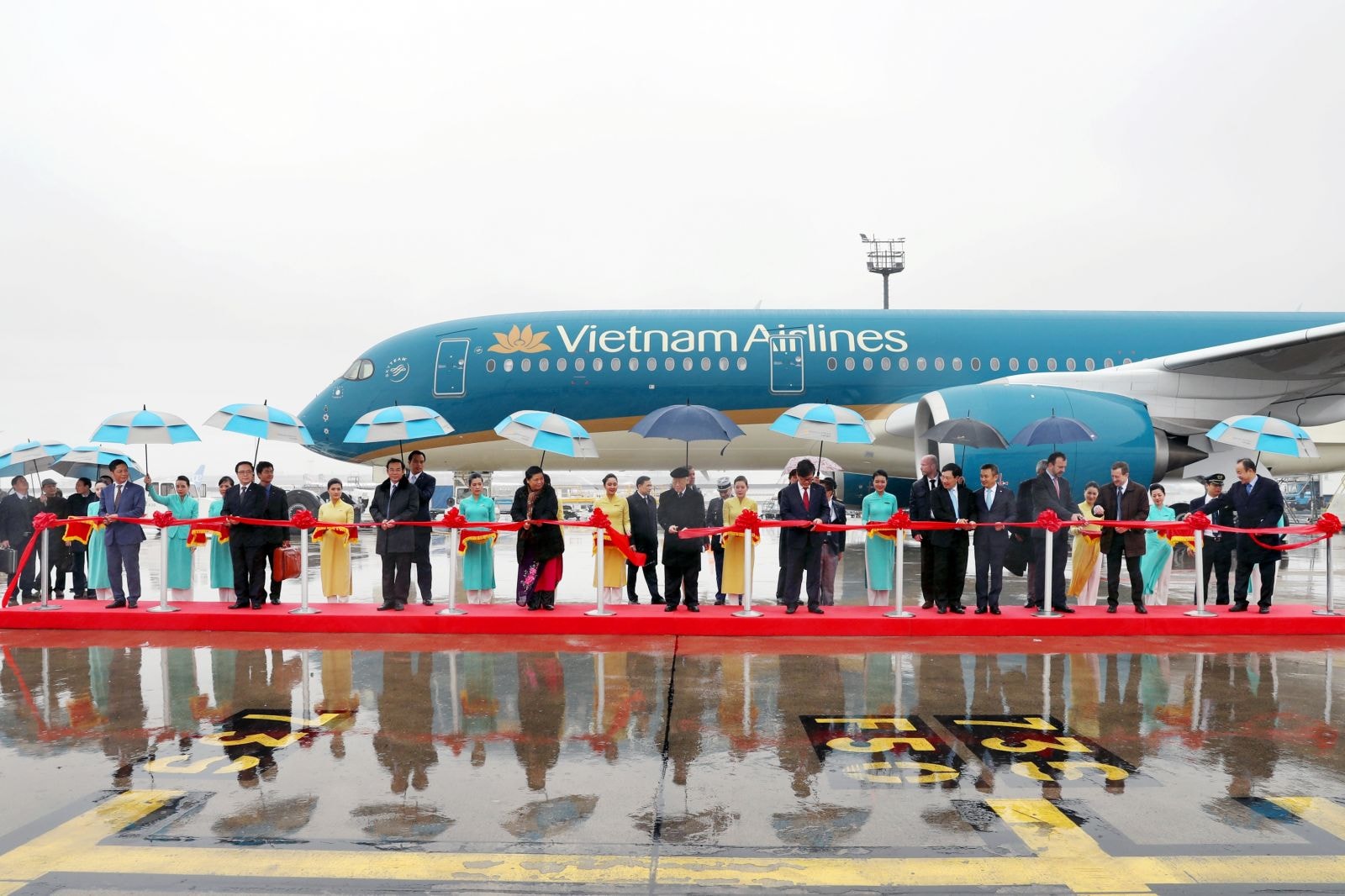 TBT Nguyễn Phú Trọng hiện diện và cắt băng chào đón máy bay Airbus A350 thứ 11 của Vietnam Airlines