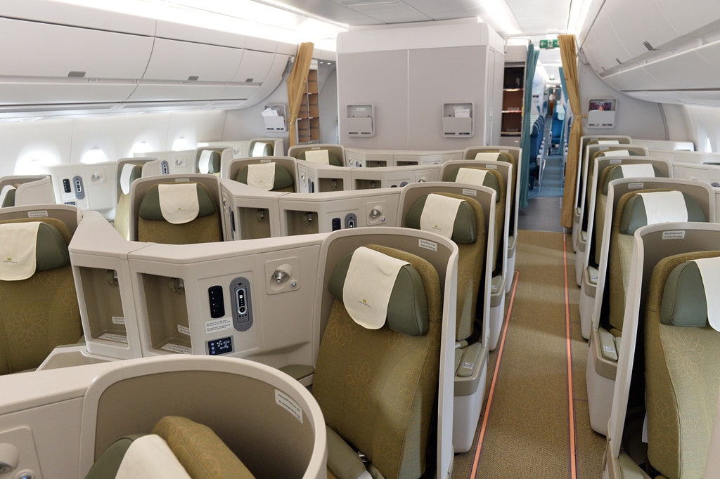 Ghế hạng thương gia trên máy bay Airbus A350- 900 XWB được thiết kế so le như hình xương cá với không gian riêng tư cho hành khách. Ghế có thể ngả phẳng tuyệt đối 180 độ thành giường nằm.