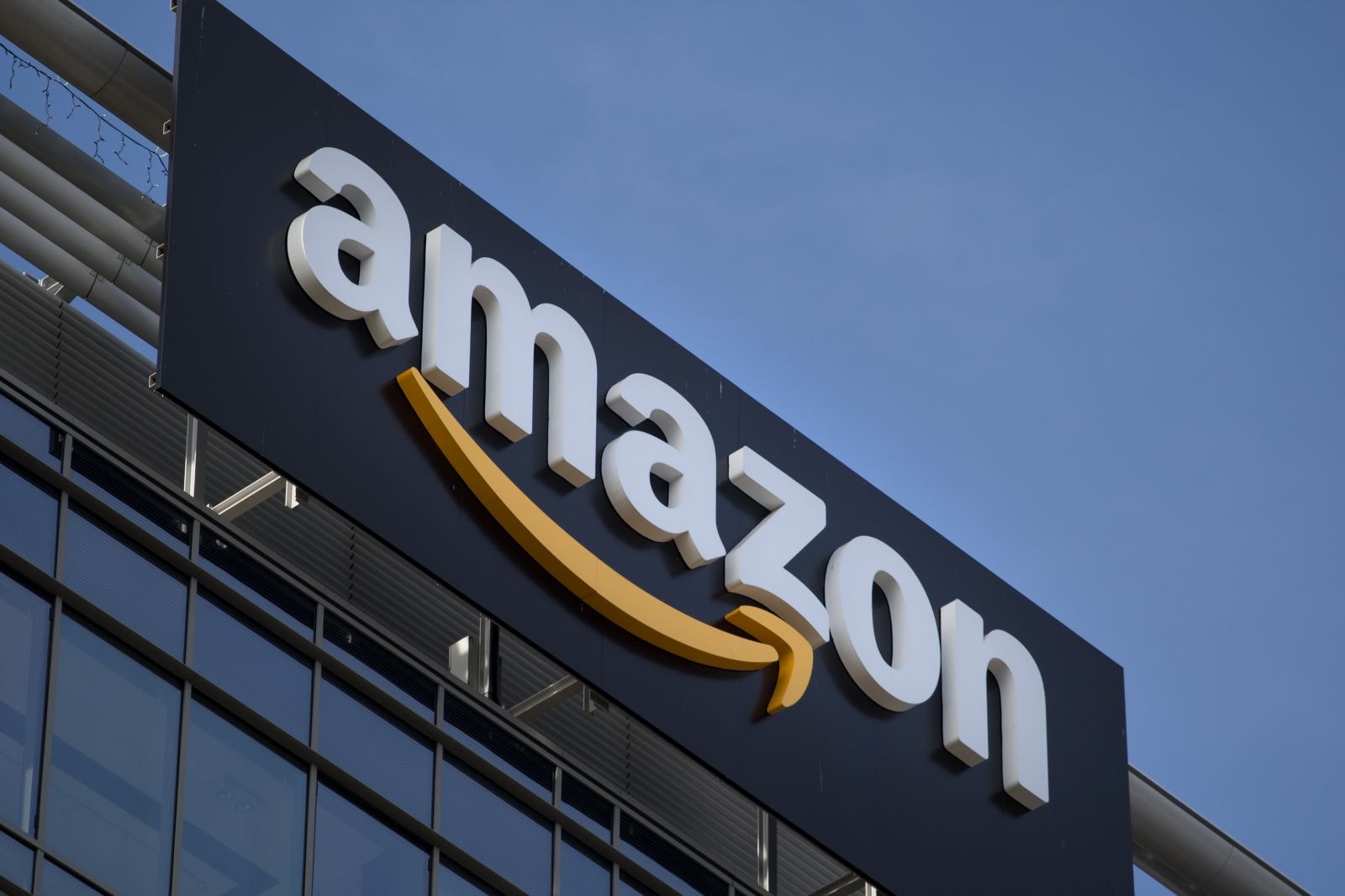 Cổ phiếu của Amazon tiếp tục giảm sau khi Tổng thống Trump tiếp tục công kích công ty này