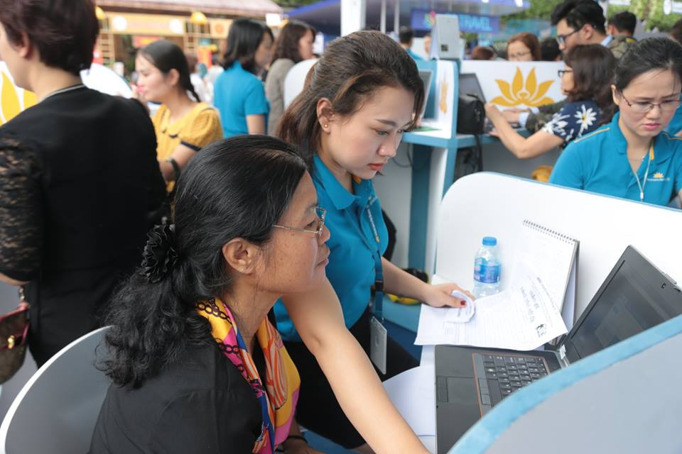 Nhân viên Vietnam Airlines và Jetstar Pacific tại gian hàng hướng dẫn khách mua vé