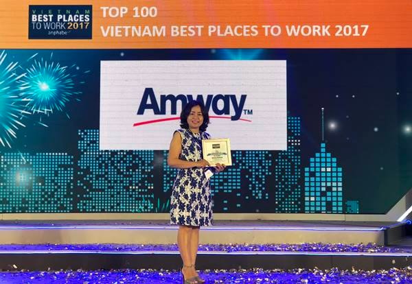 Bà Phan Nguyên Nhật Thảo – Giám đốc Nhân sự Amway Việt Nam nhận giải Top 100 Nơi làm việc tốt nhất 2017