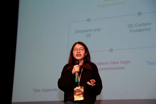 CEO Linh Phạm thuyết trình gọi vốn trước các nhà đầu tư 