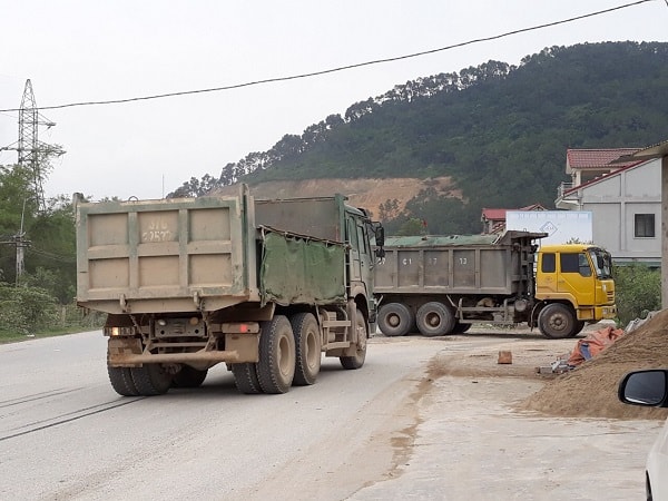 Xe tải trọng lớn chở đầy đất đá nghênh ngang trên QL 46 đoạn qua xã Hưng Tây, huyện Hưng Nguyên, tỉnh Nghệ An