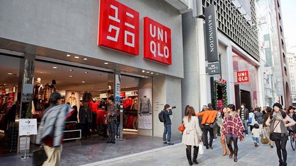 p/Fast Retailing, Cty điều hành thương hiệu chuỗi quần áo Uniqlo, đang chuyển dần sản xuất từ Trung Quốc sang Việt Nam và một số quốc gia khác.