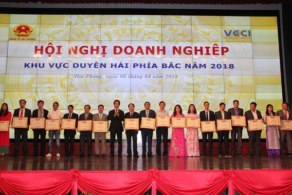 74 doanh nghiệp có thành tích xuất sắc trong hoạt động sản xuất, kinh doanh nhận bằng khen của VCCI