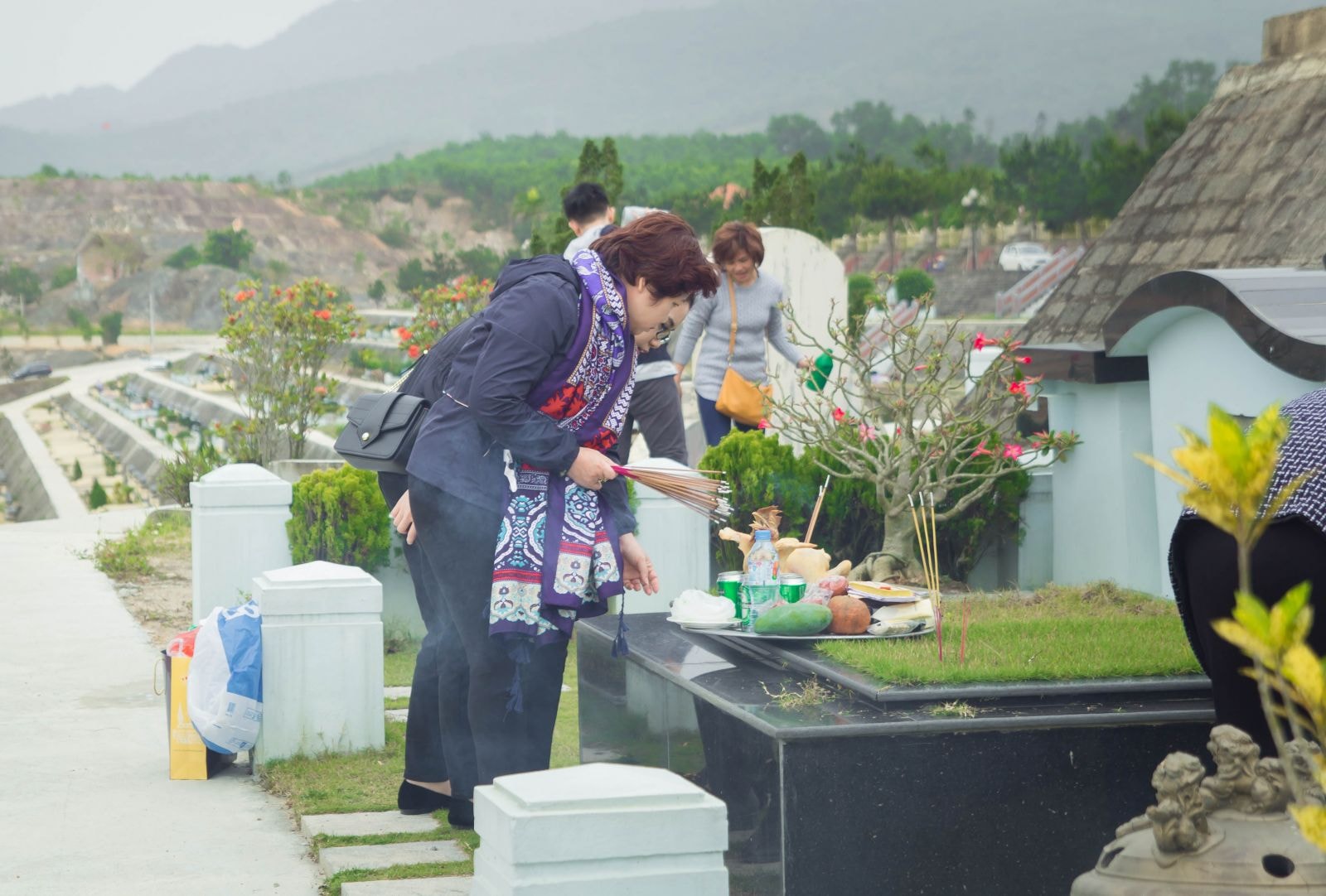 Những ngôi mộ được người nhà dọn dẹp sạch sẽ, vun đắp thêm đất mới, đó là những tâm đức của người đang sống đối với người đã khuất.