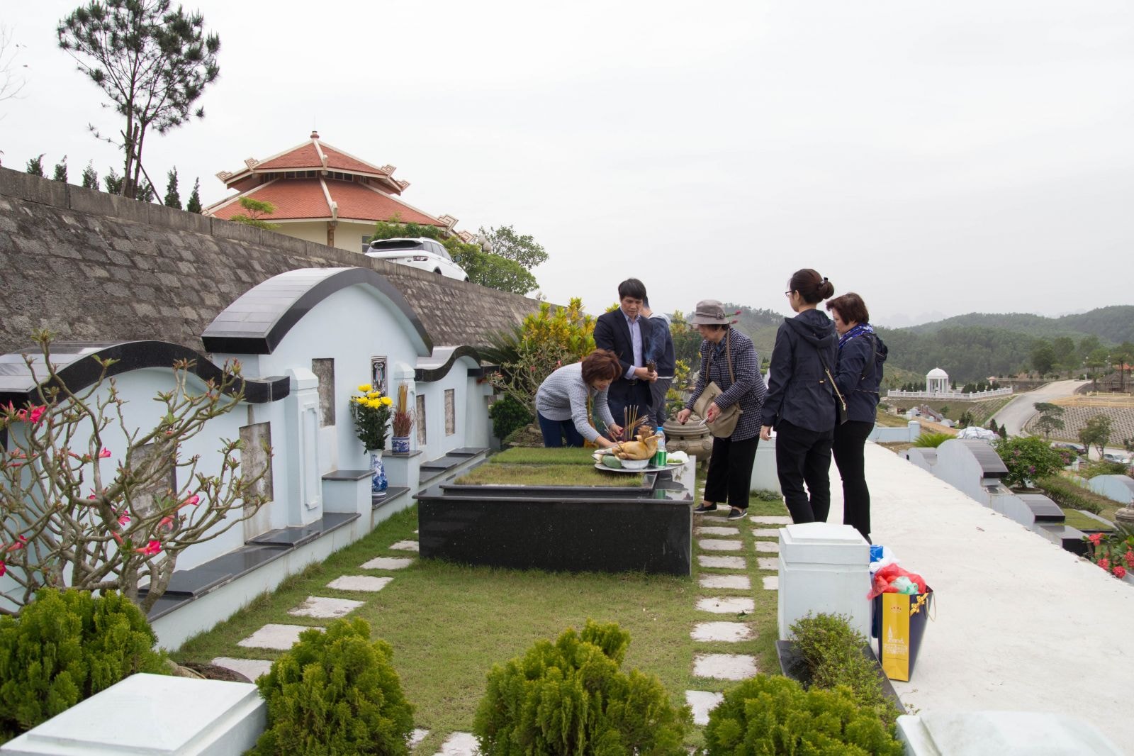 Không chỉ riêng gia đình anh Hào, rất nhiều các gia đình khác cũng sửa soạn đồ lễ về tảo mộ người thân tại Lạc Hồng Viên