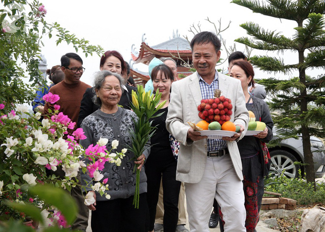 Tiết Thanh minh năm nay rơi vào dịp cuối tuần với thời tiết rất đẹp, nhiều gia đình đã tụ họp, dâng nén hương lên ông bà tổ tiên đang được an nghỉ tại Công viên tâm linh Lạc Hồng Viên