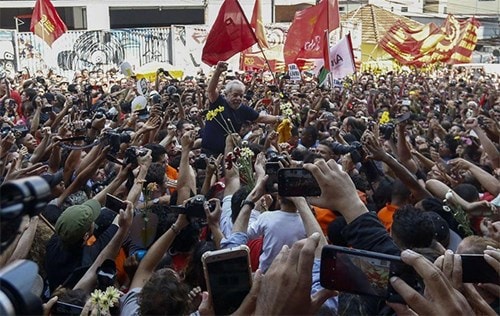 Cựu Tổng thống Lula da Silva và những người ủng hộ ở São Bernardo do Campo ngày 7-4, một ngày trước khi bị bắt giữ. (ảnh: liberation.fr)