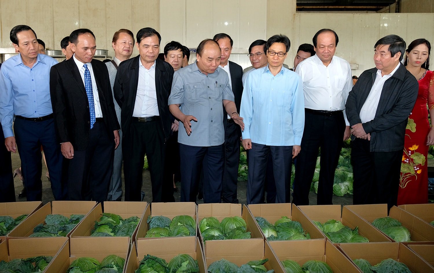 Thủ tướng Nguyễn Xuân Phúc, Phó Thủ tướng Vũ Đức Đam cùng các đại biểu thăm Công ty Hưng Việt. - Ảnh: VGP/Quang Hiếu