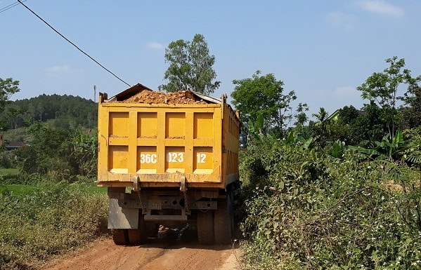 Nhiều xe tải trọng lớn chở đầy đất đá với khối lượng hàng chục m3 cày nát đường làng, băng băng ra QL 15A