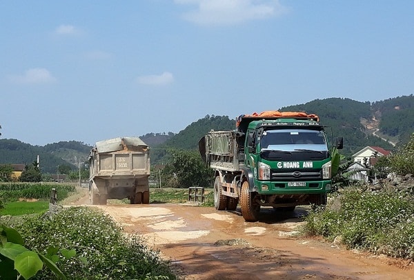 Nhiều xe tải trọng lớn chở đầy đất đá với khối lượng hàng chục m3 cày nát đường làng, băng băng ra QL 15A