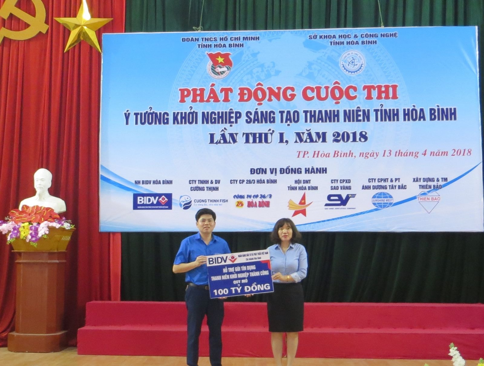 Lãnh đạo BIDV Hòa Bình trao tượng trưng gói tín dụng hỗ trợ thanh niên khởi nghiệp thành công với quy mô 100 tỷ đồng.