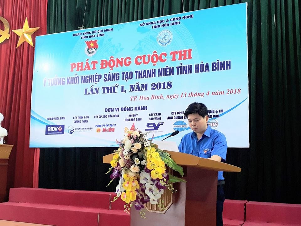 Đồng chí Bùi Quốc Hoàn - Phó Bí thư Tỉnh đoàn, Chủ tịch Hội LHTN Việt Nam tỉnh Hòa Bình phát động cuộc thi.