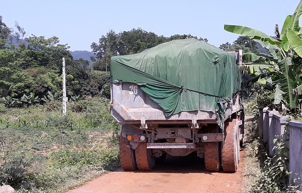 Các phương tiện vô tư đào bới đất ở xóm 10, xã Mỹ Sơn diễn ra công khai giữa ban ngày