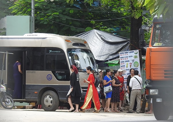 p/Một điểm có lao động chui trên đường Võ Thị Sáu, TP Nha Trang luôn có người cảnh giới.