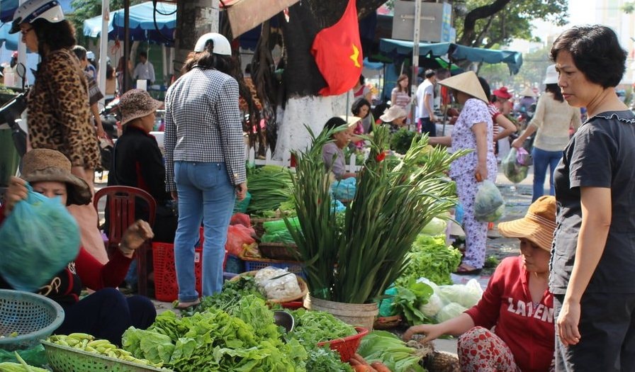 Bà Lê Thị Mai Liên, Trưởng ban Chính sách tài chính công – Viện Chiến lược và Chính sách tài chính (Bộ Tài chính) cho rằng việc tăng thuế VAT không tác động quá nhiều đến nhóm người có thu nhập thấp