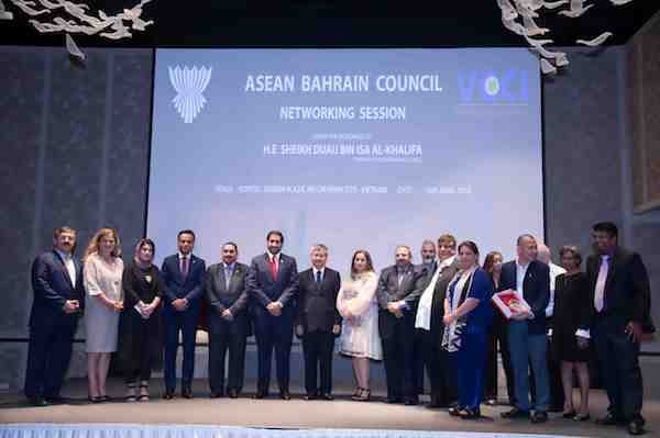 Ông Võ Tân Thành - Giám đốc VCCI -HCM và ông Sheikh Duaij bin Isa Al-Khalifa - Chủ tịch Hội đồng ASEAN - Bahrain chụp ảnh lưu niệm cùng đoàn doanh nghiệp hai bên. 