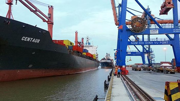 p/Dù lương cao nhưng lĩnh vực Logistics luôn “đói” nhân lực.p/