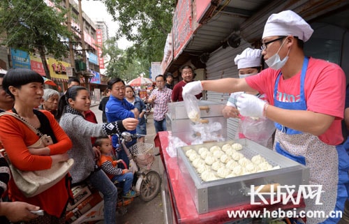 Tiệm bánh bao Trương tiểu sinh đông khách xếp hàng mua.