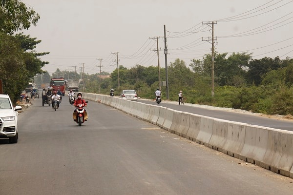 tuyến ĐT 830 không phải tuyến độc đạo, do đó, người dân, doanh nghiệp có thể chọn đi bằng tuyến ĐT 816. Tuy nhiên, tuyến ĐT 816 hiện chỉ rộng 5,5-7 m và các cầu trên tuyến chỉ cho phép xe dưới 8 tấn chạy qua, cho nên, tuyến ĐT 830 cũng là một lợi thế để các doanh nghiệp đang hoạt động trong các khu công nghiệp vận chuyển hàng hòa được dễ dàng và thuận tiện hơn 