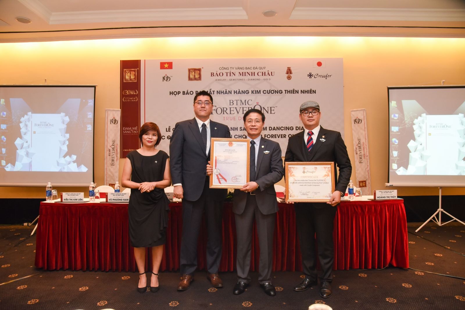 Ông Vũ Minh Châu - Tổng Giám đốc Công ty VBĐQ BTMC nhận chứng nhận kinh doanh sản phẩm Dancing Diamond độc quyền của Công ty CROSS FOR Nhật Bản