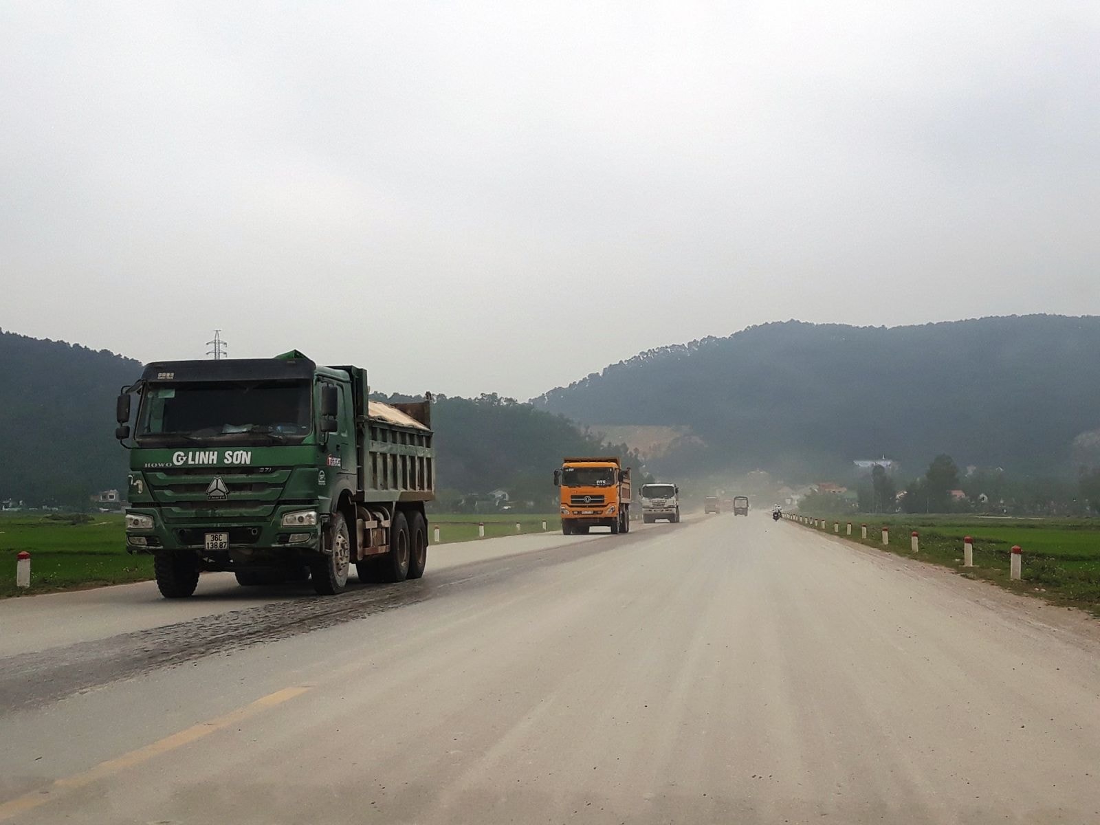 Để tránh tình trạng “tái diễn” xe tải trọng lớn gây mất ATGT, chở đất đá rơi vãi trên QL 46 gây ô nhiêm môi trường rất cần sự vào cuộc quyết liệt hơn nữa từ các cơ quan chức năng