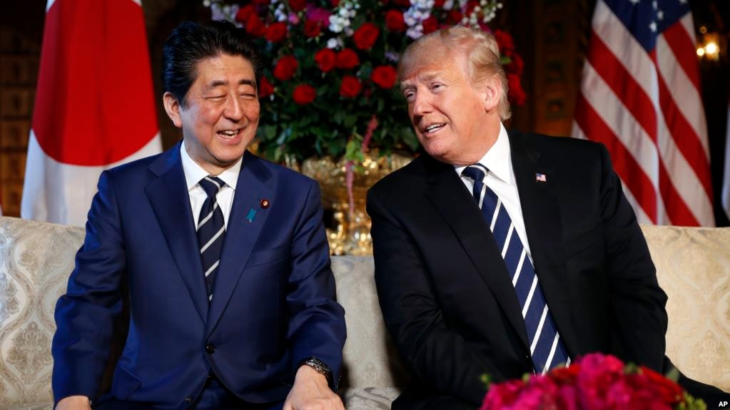 Tổng thống Mỹ Donald Trump (phải) và Thủ tướng Nhật Bản Shinzo Abe tại cuộc gặp ở Florida, Mỹ ngày 17/4. (Nguồn: AFP)