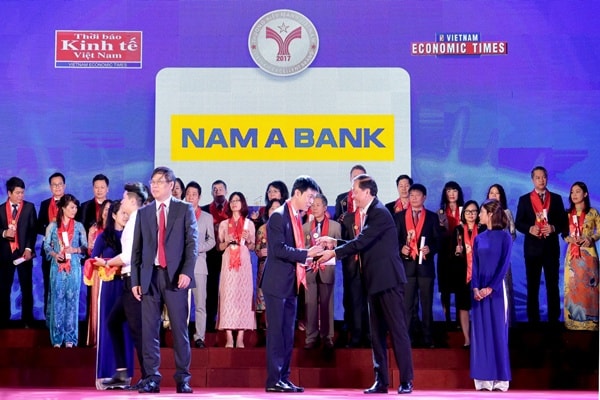 Ông Nguyễn Hữu Thắng – Phó Giám đốc Chi nhánh Nam A Bank Hà Nội – Đại diện Nam A Bank nhận giải thưởng ý nghĩa này.