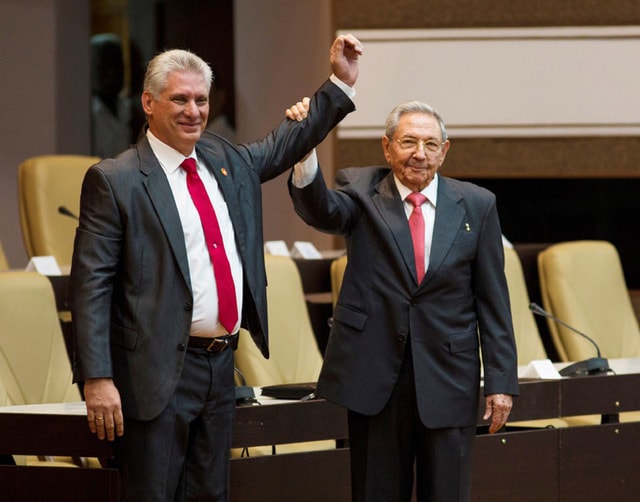 Ông Miguel Díaz-Canel, 58 tuổi, đã được Quốc hội Cuba bầu làm Chủ tịch Hội đồng Nhà nước Cuba với 99,83% số phiếu ủng hộ.