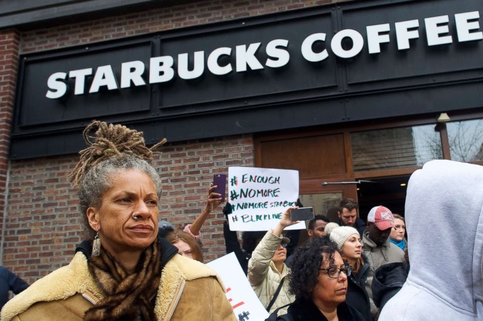 Người dân Mỹ biểu tình và phản đối Starbucks phân biệt chủng tộc.