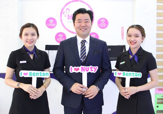 Ông Lee Jang Won trong chuyến ghé thăm đại lý Nuty Cosmetics ở Tp.HCM