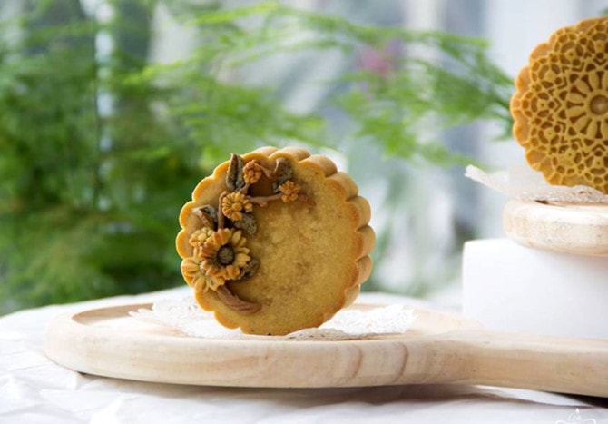 Một chiếc bánh trung thu trang trí theo hình thức mới lạ so với bánh truyền thống