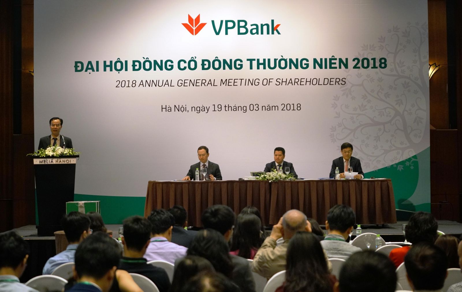 Đại hội đồng cổ đông ngân hàng VPBank tại cuộc họp