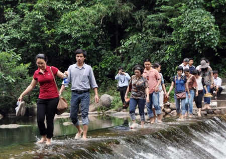 Khách du lịch tham quan rừng nguyên sinh Khe Ro (Bắc Giang). Ảnh: dulichhuongduong.com