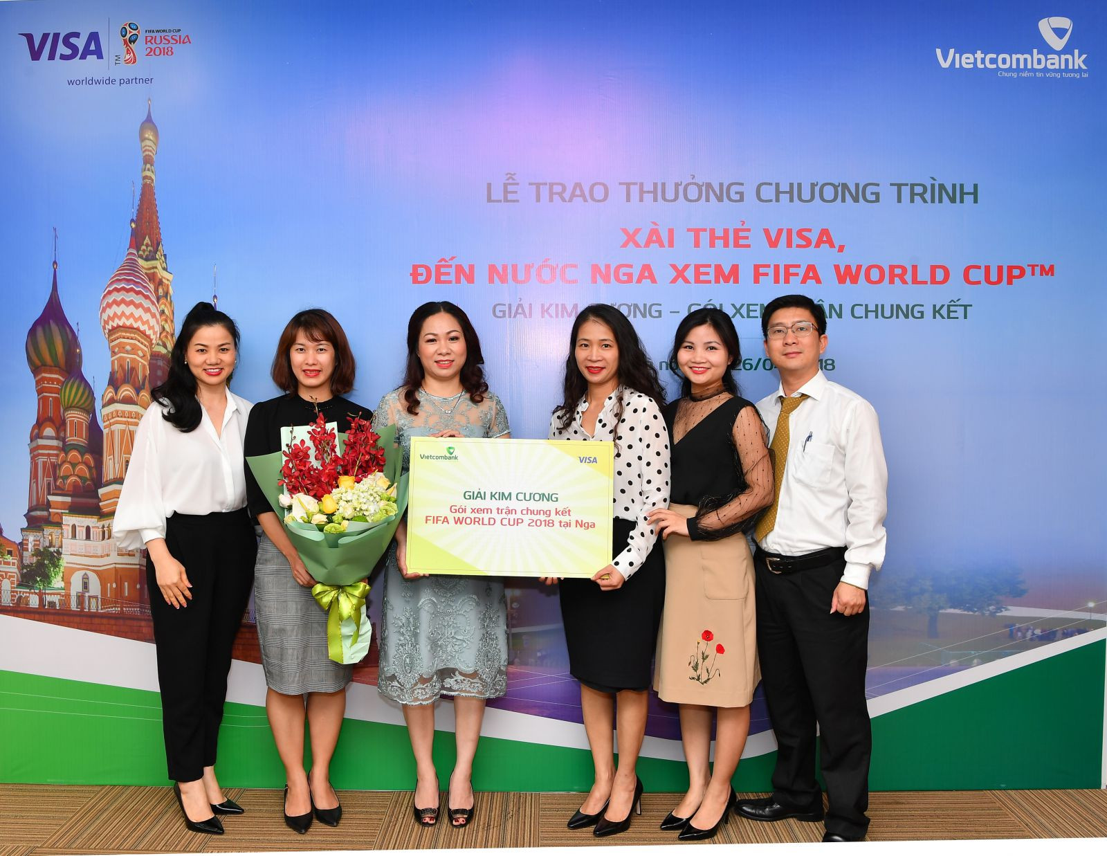 Đại diện Vietcombank trao giải Kim Cương cho khách hàng may mắn giành giải của Chương trình “Xài thẻ Visa, đến nước Nga xem Fifa World CupTM”