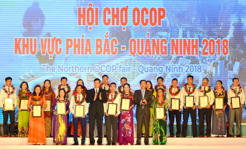 Lãnh đạo tỉnh trao giấy chứng nhận cho sản phẩm OCOP 4 sao.